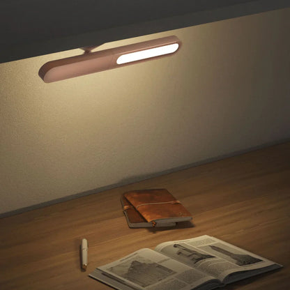 LED-Wandleuchte in modernem Design beleuchtet Schreibtisch mit Buch und Notizbuch, warmweißes Licht.