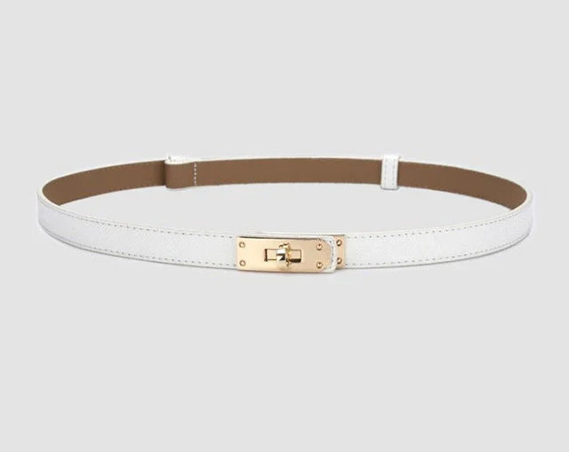 Weiße Ledergürtel mit goldener Schnalle, modisches Accessoire für Damen.
