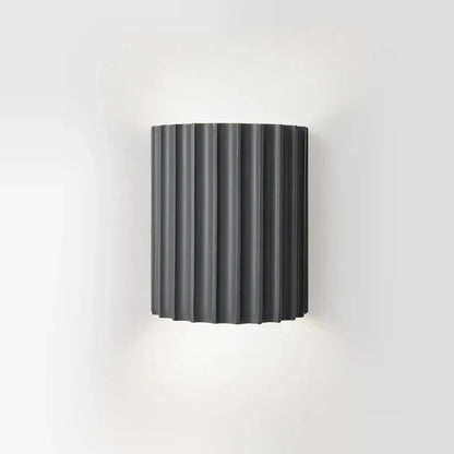 Moderne schwarze Wandleuchte, geripptes Design, Innenbeleuchtung, minimalistisch, elegant.