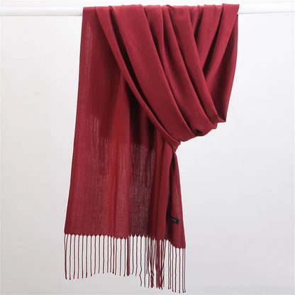 Roter Kaschmirschal, weich, elegant, Damenmode, Winteraccessoire, Fransen, luxuriös.