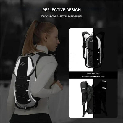 Frau mit reflektierendem Rucksack, schwarz-weiß, für Sicherheit beim Laufen in der Nacht.