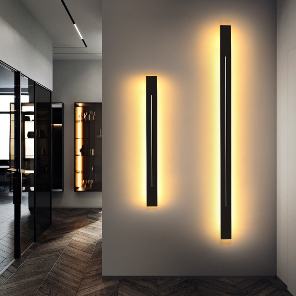 Moderne LED-Wandleuchten schwarz, vertikal, warmweißes Licht, minimalistisches Design, Innenraum.