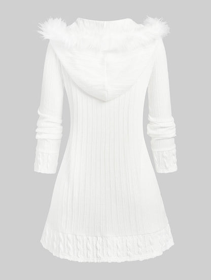 Weiße Strickjacke mit Kapuze und Kunstfellbesatz, Damenmode, Winterkleidung, elegant.