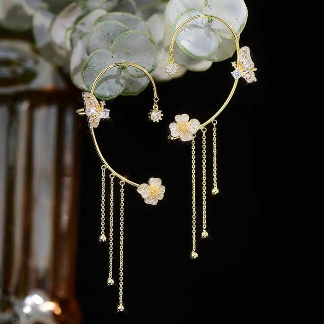 Goldene Ohrringe mit Schmetterling und Blumen, hängende Ketten, eleganter Schmuck, Damenaccessoire.