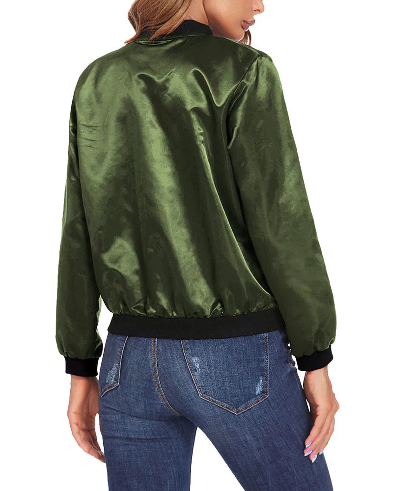 Frau in grüner Satin-Bomberjacke, Rückansicht, modische Damenbekleidung, lässiger Stil.
