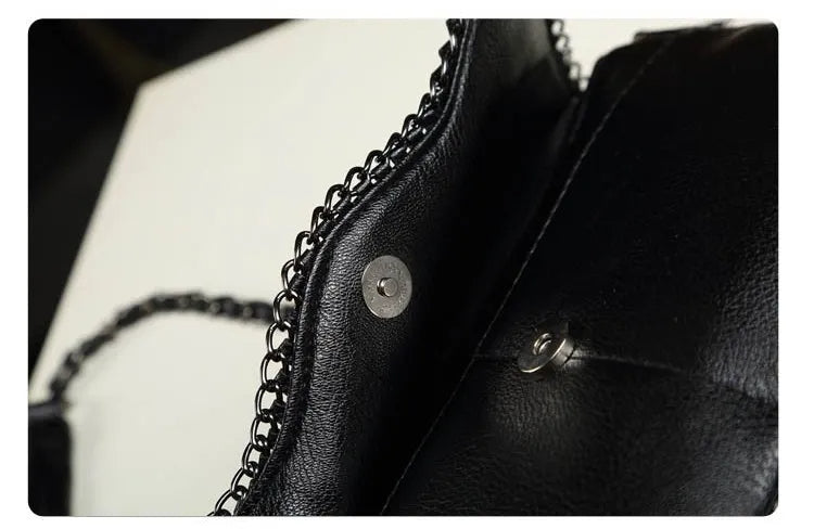 Schwarze Lederhandtasche mit Kettenriemen und Magnetverschluss, elegant und modern.