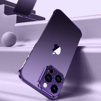 Lila iPhone mit Dreifachkamera, modernes Design, Apple-Logo, Smartphone-Technologie.