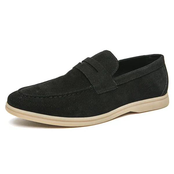 Schwarzer Wildleder-Loafer für Herren, eleganter Freizeitschuh mit beiger Sohle.