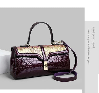 Damenhandtasche lila Leder Kroko-Prägung, goldene Details, elegant, modisch, Schulterriemen.