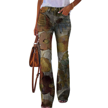 Frau in geblümter Schlaghose, braune Tasche, weißes T-Shirt, modisch, lässig, Damenmode.