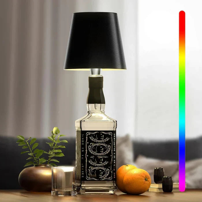 Flaschenlampe mit schwarzem Schirm, Glasflasche, Tischdekoration, modernes Design, Wohnzimmer.