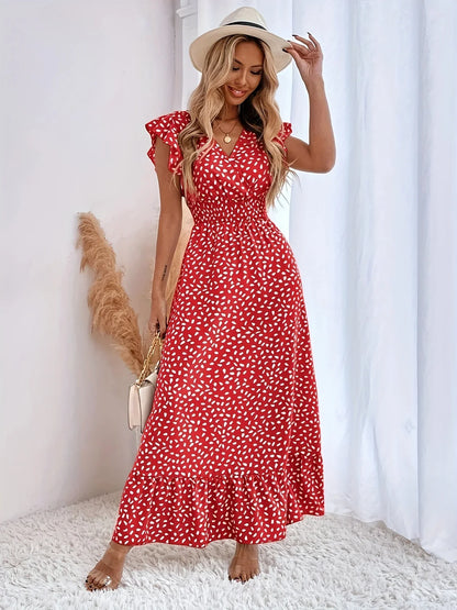 Frau im roten Maxikleid mit weißen Punkten und Strohhut, Sommermode, Boho-Stil.