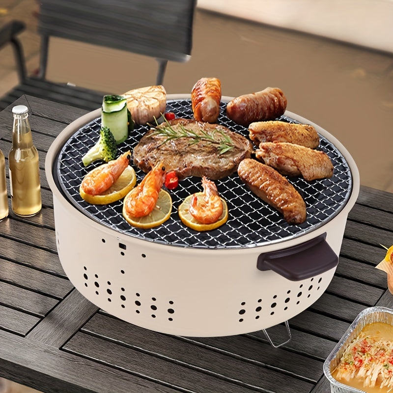 Tragbarer runder Holzkohlegrill mit Fleisch und Gemüse auf Holztisch im Freien.