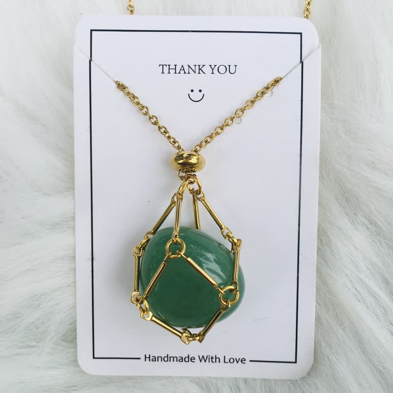 Goldene Halskette mit grünem Edelstein-Anhänger, handgefertigt, Schmuck, Geschenkidee.