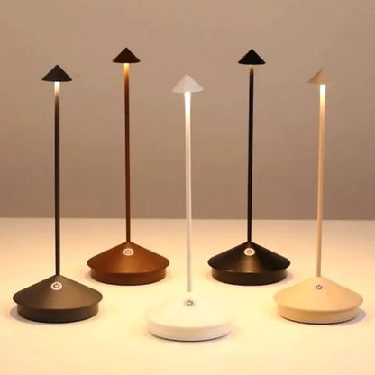 Moderne LED-Tischlampen in verschiedenen Farben, minimalistisches Design, energiesparend.