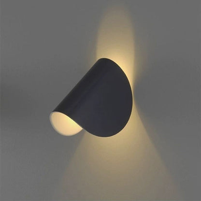 Moderne schwarze Wandleuchte, konisches Design, LED-Beleuchtung, minimalistisch, Innenraum.