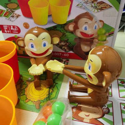 Spielzeug-Affenfiguren aus Kunststoff, braun, mit Bechern und Bällen, für Kinder ab 4 Jahren.