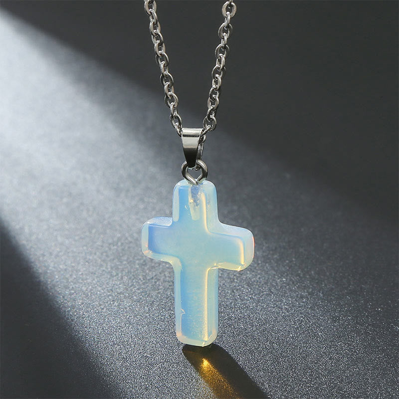 Opal-Kreuzanhänger an silberner Kette, schimmernd, Schmuck für Damen, religiöses Accessoire.