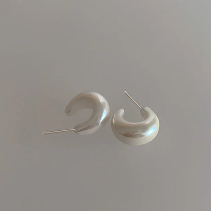 Silberne Creolen Ohrringe, glänzend, minimalistisch, Schmuck für Damen, modisch, elegant.