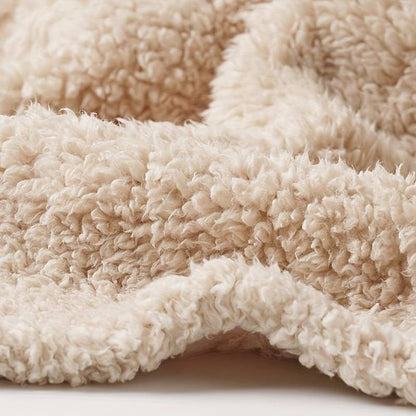 Beige Plüschstoff, weiche Textur, ideal für Decken und Kissen, gemütlich und warm.
