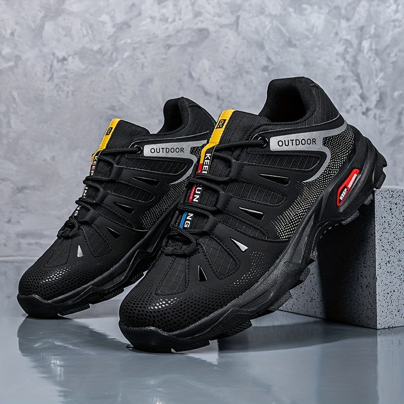 Schwarze Outdoor-Laufschuhe, atmungsaktiv, rutschfest, für Herren, sportlich, robust.