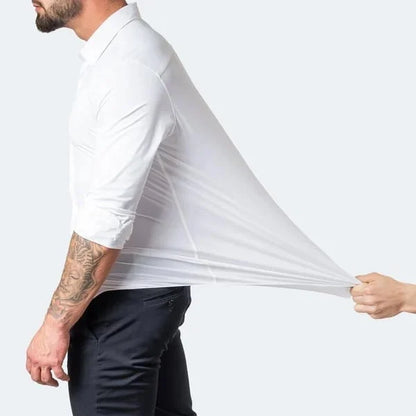 Mann in weißem, elastischem Hemd, das gedehnt wird, Business-Kleidung, Slim-Fit, Langarm.