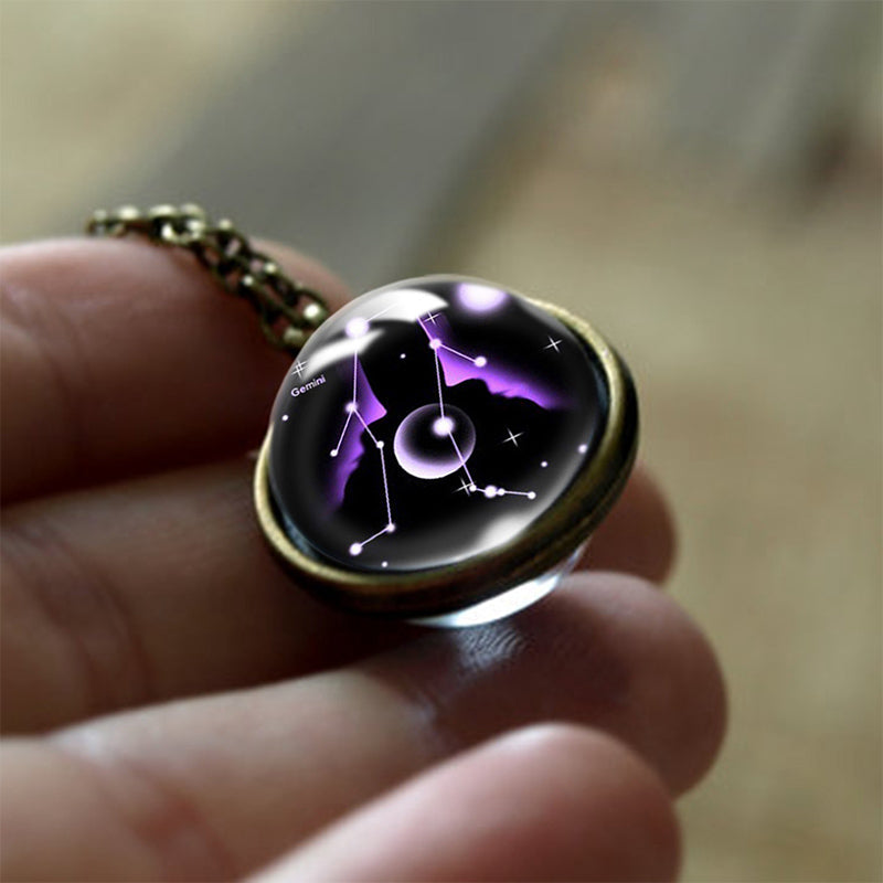 Handgefertigter Anhänger mit violettem Sternbild-Design, Glas, bronzefarben, Schmuck.