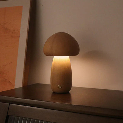 Holz-Pilzlampe auf Tisch, warmes Licht, modernes Design, Nachtlicht, Dekoration.