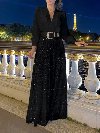 Frau in schwarzem Abendkleid auf Brücke, Eiffelturm im Hintergrund, Nachtaufnahme.