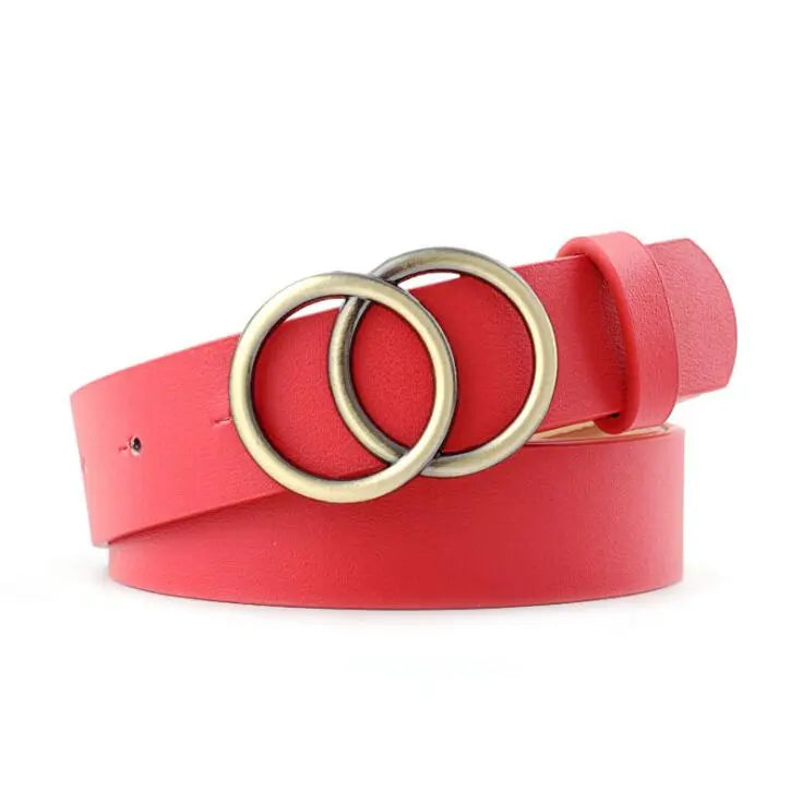 Roter Ledergürtel mit doppeltem Messingring, modisches Accessoire, Damenmode.
