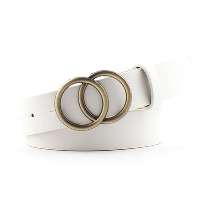 Weißer Ledergürtel mit Doppelring-Schnalle, modisches Accessoire, Damenmode.