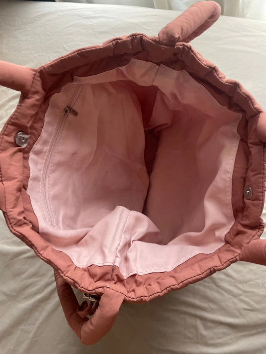 Unik, vadderad handväska med trendig volym - Riva