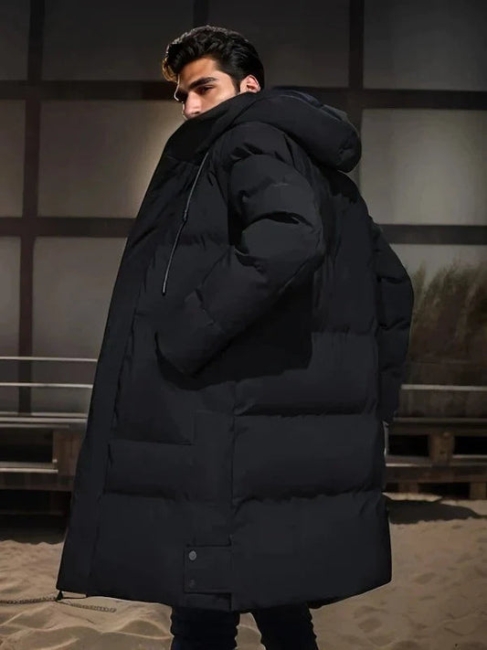 Mann in schwarzem Daunenmantel mit Kapuze, Wintermode, Outdoor-Bekleidung, stilvoller Look.