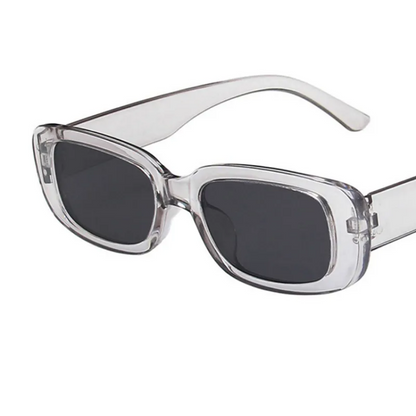 Transparente Sonnenbrille mit rechteckigen Gläsern, modisches Accessoire, UV-Schutz.