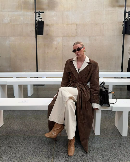 Frau in braunem Mantel und Sonnenbrille auf Bank, Mode, Herbstoutfit, eleganter Stil.