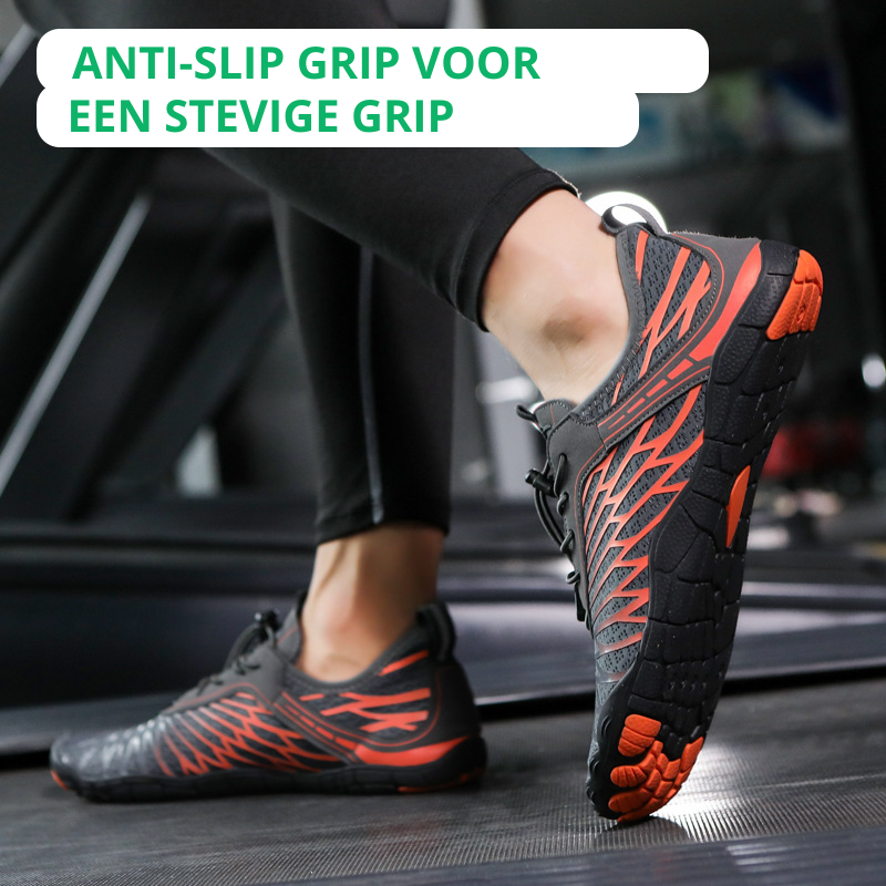 Schwarze und orange Barfußschuhe mit rutschfester Sohle auf Laufband.