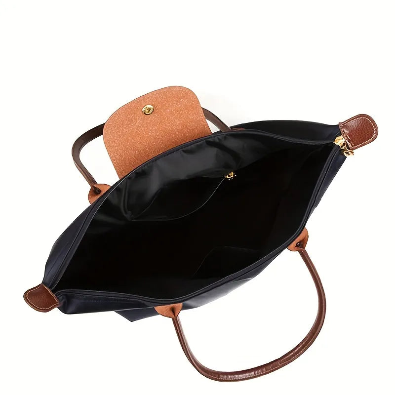 Schwarze Handtasche aus Leder mit braunen Griffen und offenem Innenfach.