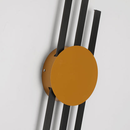 Moderne Wandleuchte, schwarz-gold, Metall, minimalistisches Design, Innenbeleuchtung.