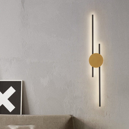 Moderne LED-Wandleuchte, schwarz-gold, minimalistisch, Wohnzimmerbeleuchtung, energiesparend.