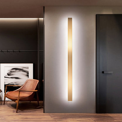 Moderne LED-Wandleuchte, vertikal, goldfarben, minimalistisch, Innenbeleuchtung, Flur.