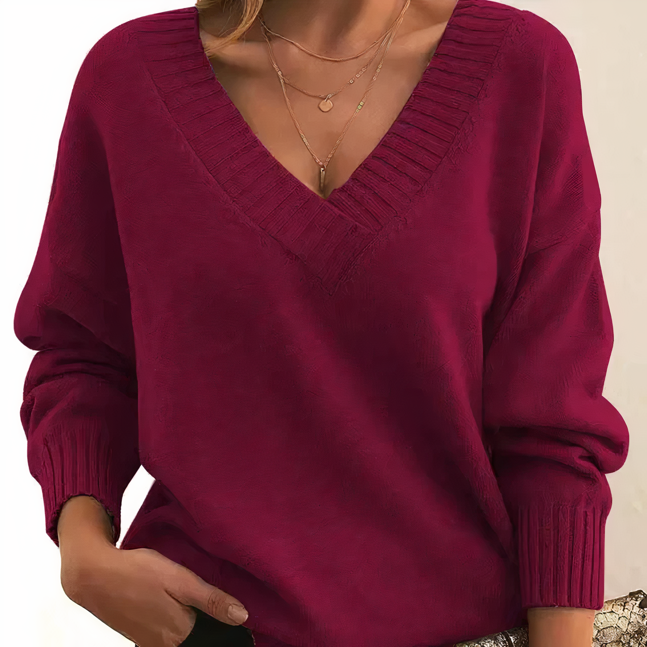 Frau in rotem V-Ausschnitt-Pullover, Herbstmode, Strick, lässig, Damenbekleidung.