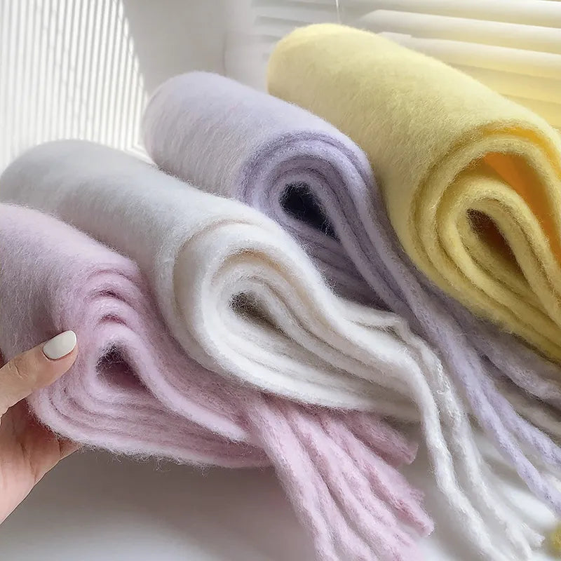 Weiche Pastellschals aus Wolle, lila, weiß, gelb, modisch, warm, Damenaccessoire.
