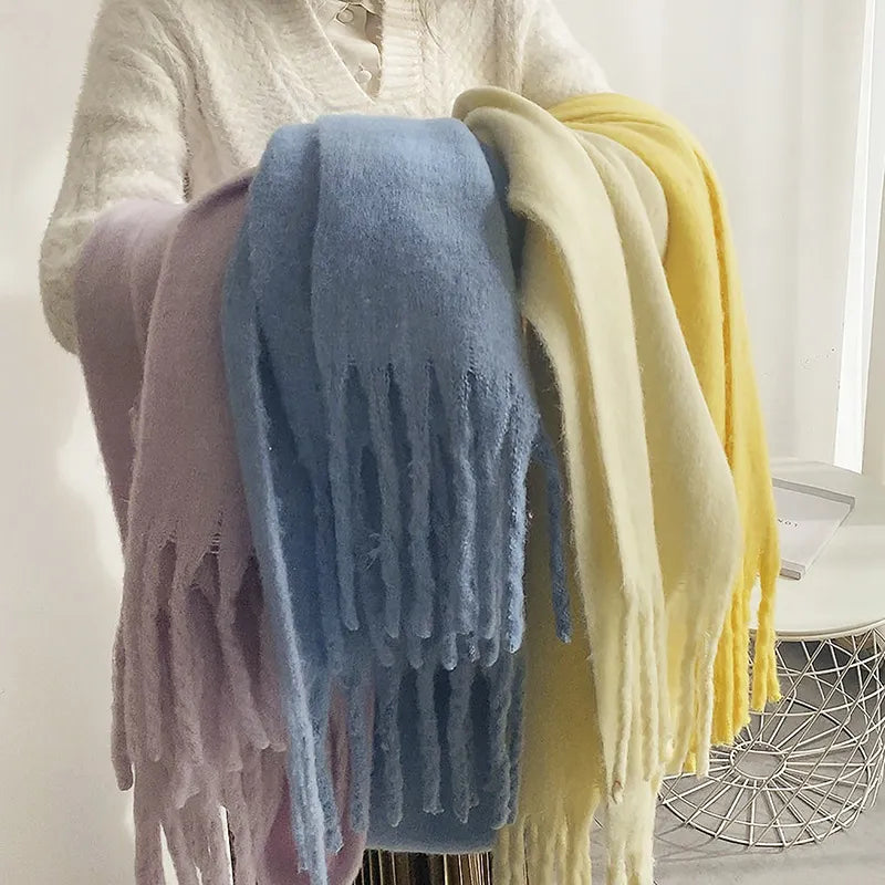 Farbige Wollschals mit Fransen, Pastelltöne, weiches Material, modisches Accessoire.