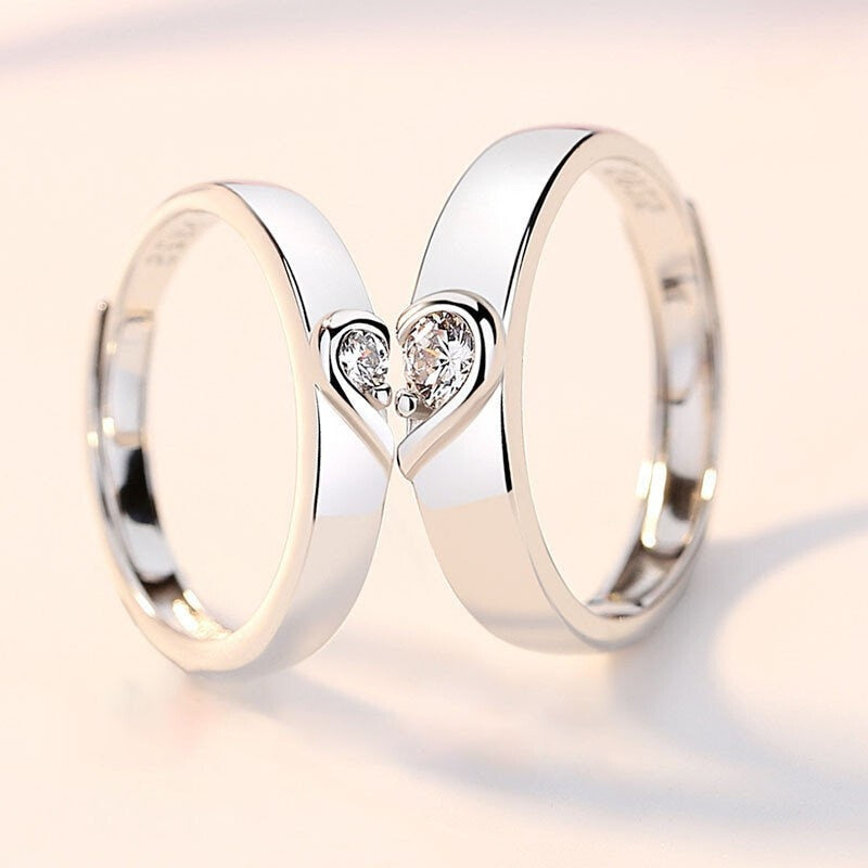 Silberne Partnerringe mit Herzdesign und Diamanten, Verlobungsringe, Schmuck für Paare.