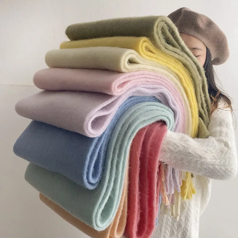Frau hält bunte Wollschals, pastellfarben, weich, modisch, Herbst-Winter-Accessoire.