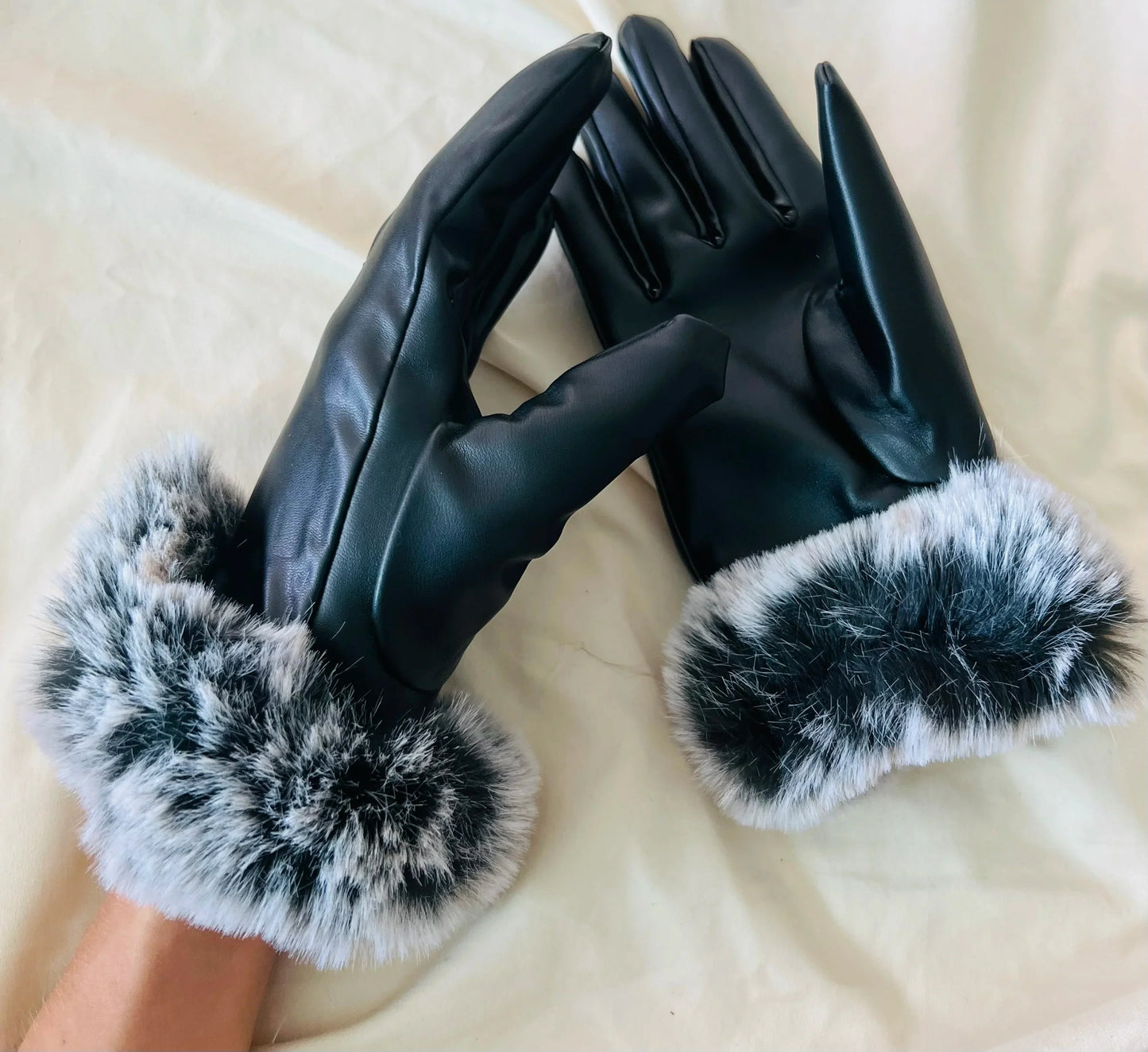 Schwarze Lederhandschuhe mit Kunstfellbesatz, Damenmode, Winteraccessoire, elegant und warm.