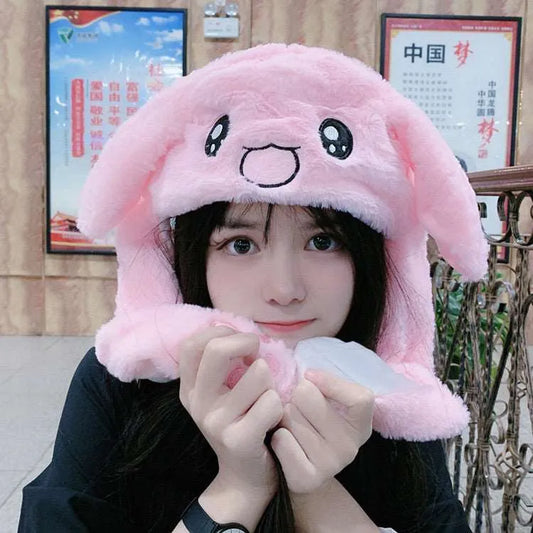 Frau mit rosa Plüschhut in Hasenform, kawaii Mode, süßes Accessoire, asiatischer Stil.