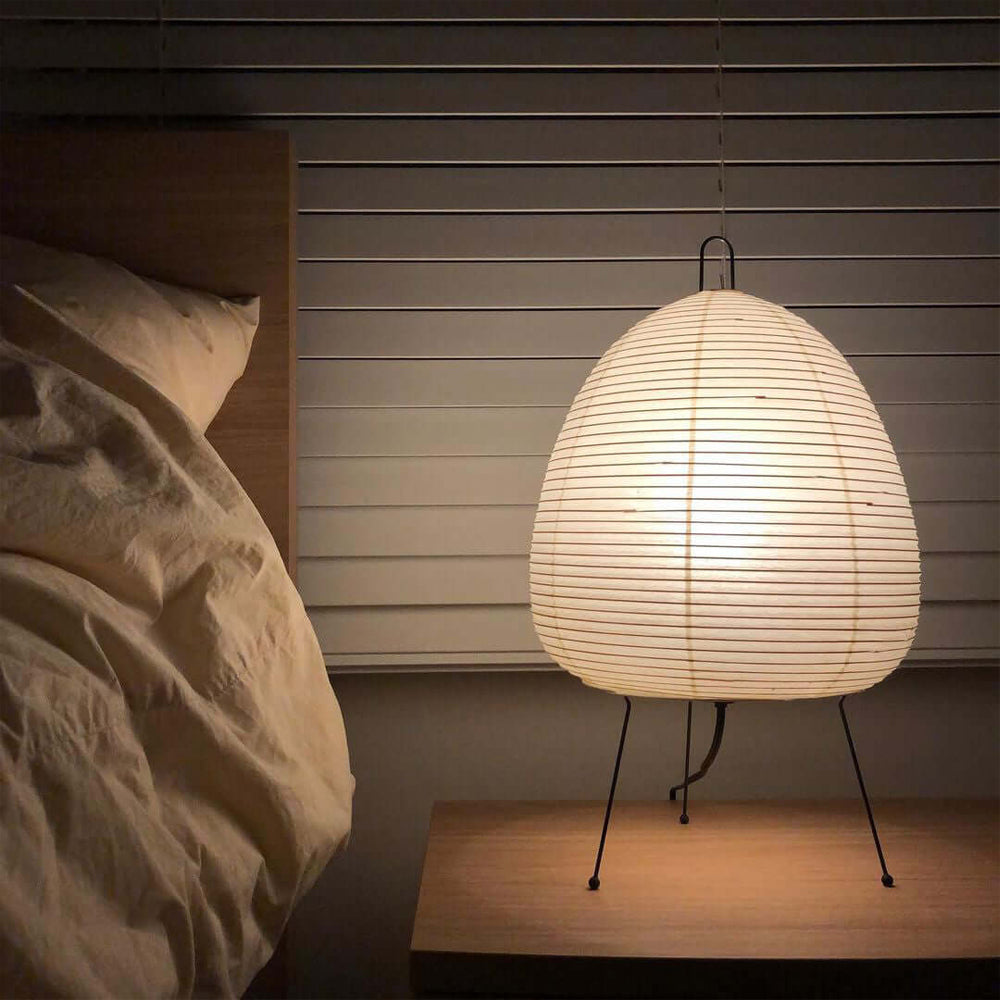 Akari Tischlampe aus Papier, weiß, auf Nachttisch, modernes Design, sanftes Licht, Schlafzimmer.