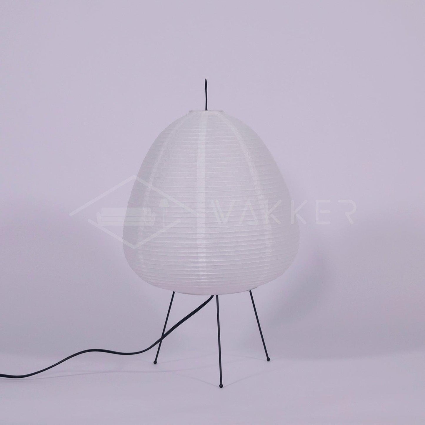 Weiße Akari 1A Tischlampe, Papier, dreibeiniges Metallgestell, minimalistisches Design.