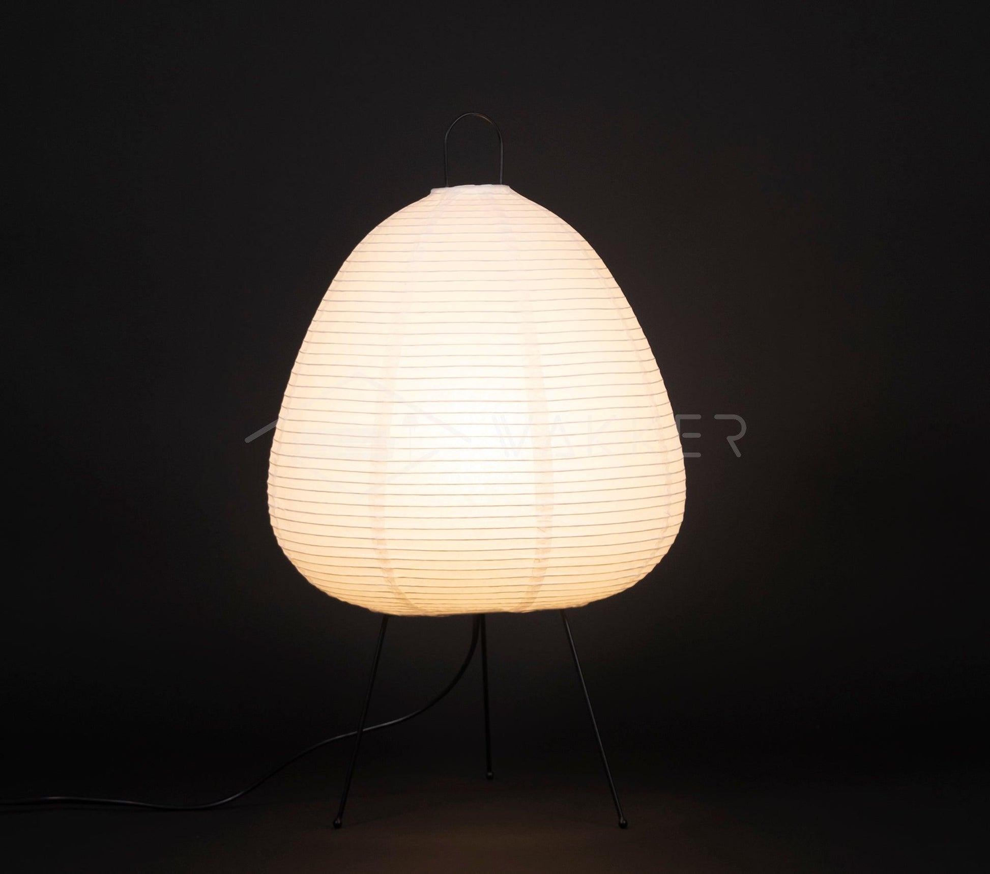 Weiße Akari Tischlampe aus Papier, modernes Design, schwarzer Hintergrund.